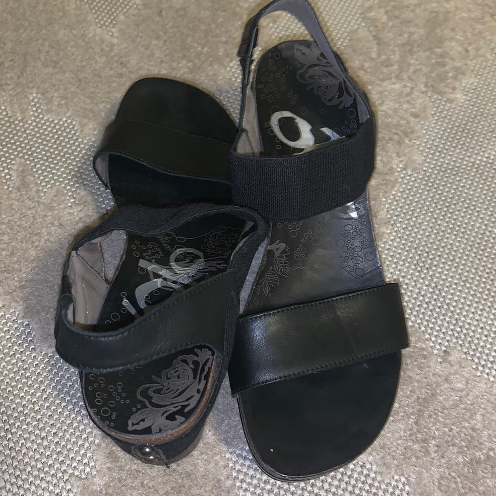 Black OTBT heels, 8